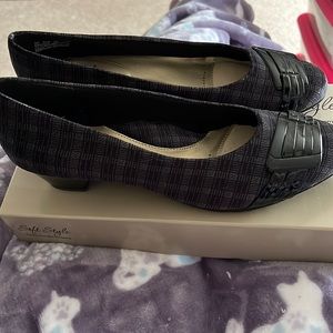 Soft Style by Hush Puppies Black Plaid Velvet like pumps